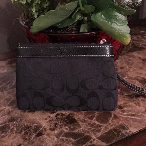 🆕 Black Coach wristlet. - Picture 4 of 8